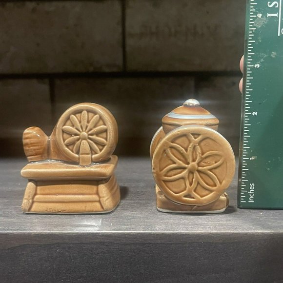 Vintage Spinning Wheel and Coffee Grinder Salt and Pepper Shakers - Enesco Japan - Picture 2 of 9